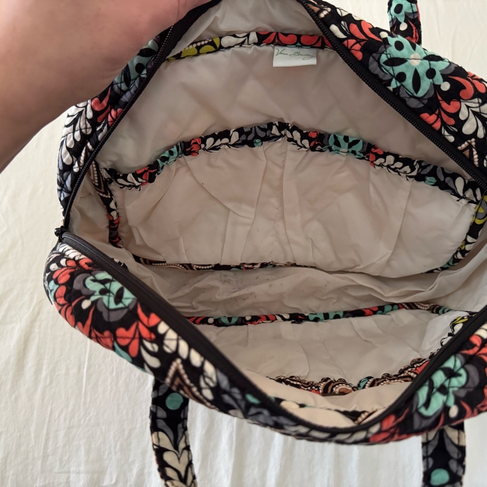 Vera Bradley Red and Green Travel Bag with Vibrant Design - Picture 5 of 9